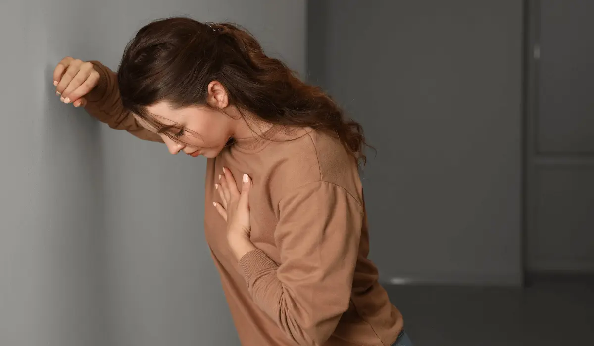 panik atak geçiren kadın